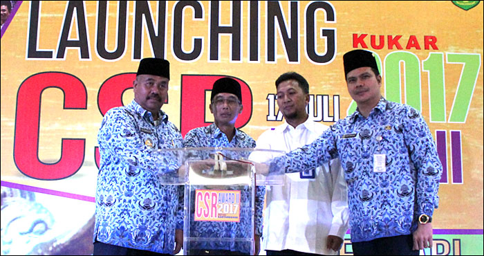 Wabup Kukar Edi Damansyah bersama Sekkab H Marli, Bambang Arianto Kurniawan dari SKK Migas Kalsul dan Kepala DPMD PTSP Kukar Bambang Arwanto menekan tombol sirene secara simbolis menandai diluncurkannya Kukar CSR Award 2017
