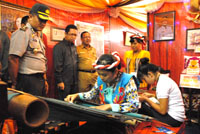 Stan Dinas Pemuda & Olahraga Kukar menampilkan salah satu karya kewirausahaan pemuda yakni kerajinan kain tenun Badong Tencep