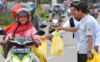 Anggota komunitas di Tenggarong membagikan takjil gratis kepada warga yang melintasi Jl Jenderal Sudirman