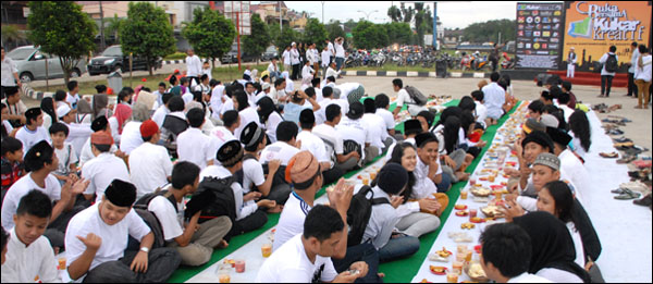 Suasana silaturahmi dan buka puasa bersama Kukar Kreatif di lapangan parkir Jl Jenderal Sudirman, Tenggarong, Sabtu (03/08) sore