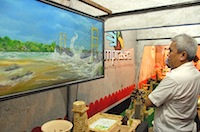 Stan pameran Komprasera menyuguhkan karya-karya para perupa Kukar. Salah satunya lukisan yang menggambarkan runtuhnya Jembatan Kartanegara