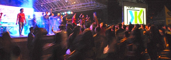 Penampilan kelompok OTRE atau Oi Tenggarong Reggae yang turut memeriahkan pembukaan Kukar Kreatif Gathering, Sabtu (23/02) malam