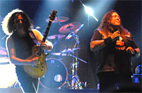 Aksi sang gitaris Testament, Alex Skolnick, bersama vokalis Chuck Billy