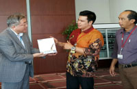 Vice President IHI Corporation Yutaka Kunisada bertukar cenderamata dengan Kepala BPMPD Kukar Bambang Arwanto