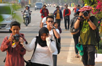 Para pehobi fotografi di Tenggarong menyusuri Jalan Jenderal Sudirman dalam kegiatan Kukar Street Hunting 2014