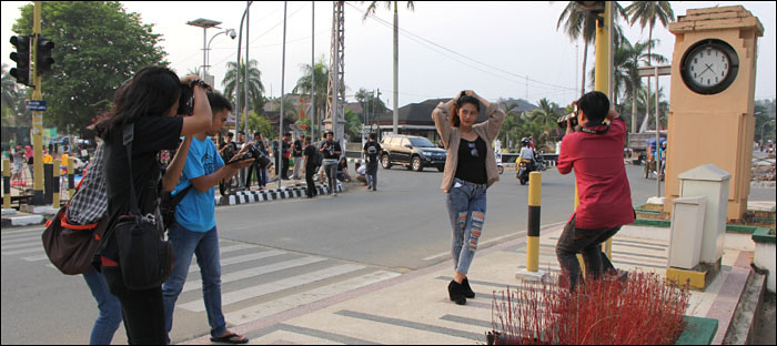 Suasana kegiatan Kukar Street Hunting II di Jalan Monumen Timur, Tenggarong, Minggu (11/10) sore