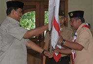 Wabup Ghufron Yusuf menyerahkan bendera kontingen Kwarcab Gerakan Pramuka Kukar kepada Irianto selaku pimpinan kontingen