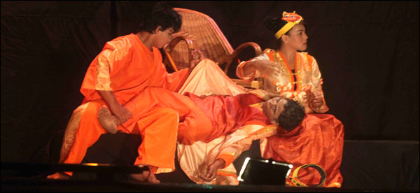 Penampilan LA Teater Lanjong saat mementaskan naskah Tuha di Balikpapan, Rabu (31/10) kemarin