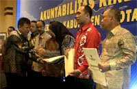 Menteri PAN-RB Yuddy Chrisnandi saat menyerahkan penghargaan atas LAKIP 2014 kepada Bupati Kukar Rita Widyasari