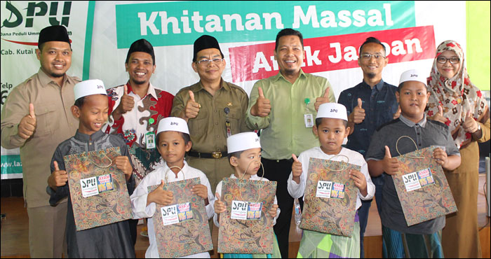 Beberapa peserta khitanan massal Anak Jagoan foto bersama Kepala Balitbangda Kukar, pengurus LAZ DPU Kaltim dan sponsor
