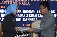 Bupati Rita Widyasari menyerahkan secara simbolis LKPJ Bupati Kukar Tahun Anggaran 2012 kepada Wakil Ketua DPRD Kukar Baharudin Demu