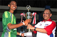 Kapten tim SMP Negeri 1 Tenggarong menerima piala bergilir Bupati Kukar yang diserahkan Kepala Dispora Kukar H Fitriady