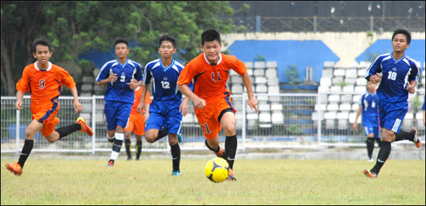 Tim SMA YPK Tenggarong (jingga) bentrok dengan tim SMAN 2 Tenggarong (biru) pada laga pembuka LPI 2014 Kukar di Stadion Rondong Demang, Tenggarong, Kamis (05/06) pagi 