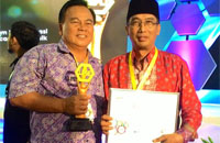 Kepala Diskominfo Kukar H Surip bersama Sekkab H Marli usai menerima penghargaan pada Rakernas LPSE  ke-12 Tahun 2016