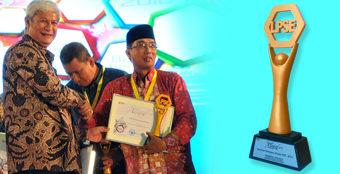 Kepala LKPP Agus Prabowo menyerahkan trofi dan piagam National Procurement Award 2016 kepada Sekkab Kukar H Marli