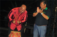 Sekkab Kukar Edi Damansyah saat membuka Lanjong Art Festival 2013 didampingi Ketua Yayasan Lanjong Abdul Rasyid