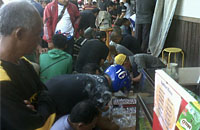 Lapak batu akik di trotoar Jalan KH Akhmad Muksin ini akhirnya digusur Satpol PP Kukar 