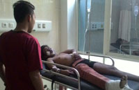 Saharuddin Herman terpaksa dirawat di rumah sakit setelah menderita patah tulang akibat melompat dari ketinggian sekitar 22 meter