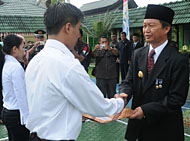 Pj Bupati Kukar Sjachruddin (kanan) menyerahkan SK Remisi kepada 2 orang perwakilan narapidana Lapas Tenggarong