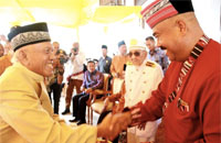 Presiden LBAK Kaltim Adji Ismet Hakim saat berjabat tangan dengan Wabup Kukar Edi Damansyah yang hadir dalam Halal Bi Halal LBAK Kaltim