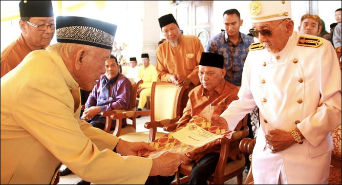 Presiden LBAK Kaltim Adji Ismet Hakim menyerahkan naskah pernyataan sikap kepada Sultan Kutai Kartanegara Ing Martadipura HAM Salehoeddin II