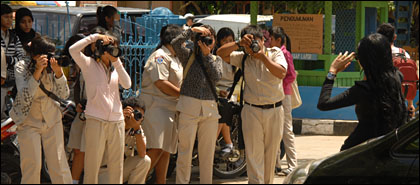 Para pelajar SMAN 1 Tenggarong yang tergabung dalam Rana Smansa Photography Club tampak asyik praktek memotret mdoel   