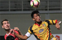 Kapten tim Bayu Pradana menghalau bola saat berduel dengan Wiljan Pluim
