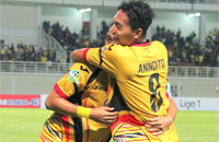 Anindito memeluk Septian David Maulana yang sukses menjebol gawang Persela Lamongan