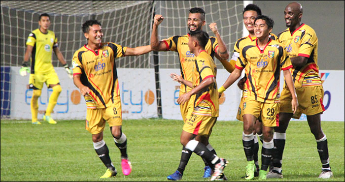 Selebrasi para pemain Mitra Kukar setelah Anindito berhasil membawa keunggulan untuk tim Naga Mekes