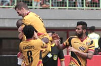Selebrasi para pemain Mitra Kukar usai terjadinya gol perdana Sissoko di Liga 1 Indonesia