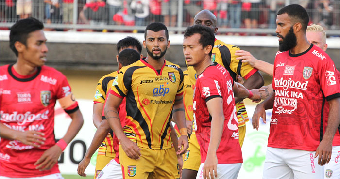 Mitra Kukar kalah telak 6-1 dari Bali United FC  (merah) di Stadion Dipta, Gianyar, Minggu (27/08) sore