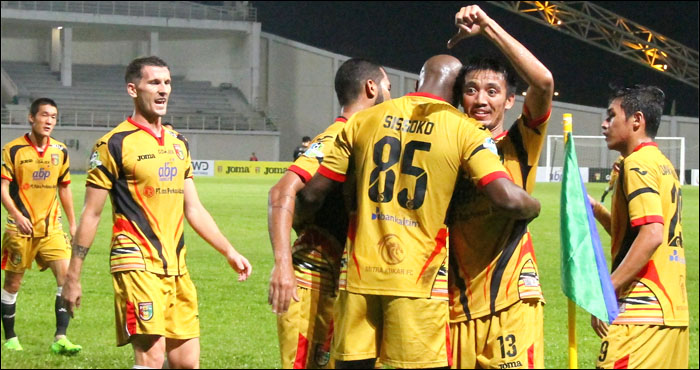 Para pemain Mitra Kukar saat menyambut gol yang dicetak Mohamed Sissoko