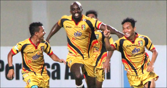 Hendra Adi Bayauw dan Mohamed Sissoko merayakan gol penentu kemenangan yang dicetak Anindito Wahyu Erminarno