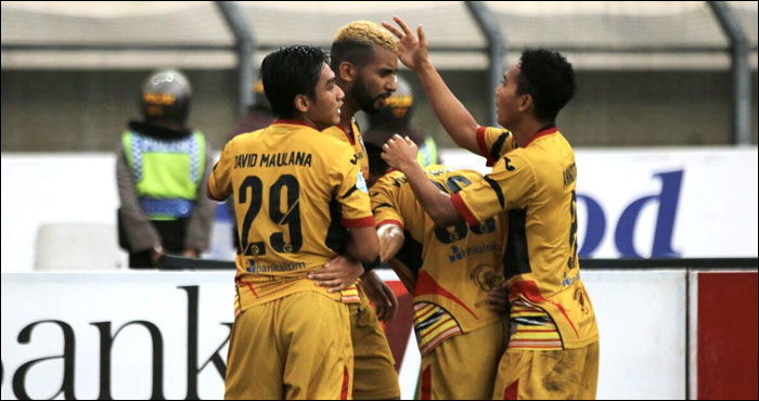 Pemain Mitra Kukar merayakan gol penyeimbang yang dicetak Marclei Cesar ke gawang Persib Bandung