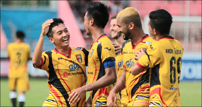 Pemain Mitra Kukar merayakan gol kedua yang dicetak Marclei Cesar ke gawang Semen Padang FC