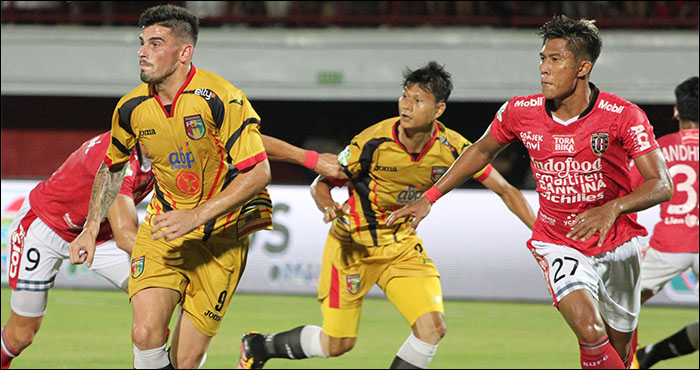Fernando Rodriguez dan Dedi Gusmawan bersiap menyongsong bola tendangan bebas di daerah pertahanan Bali United