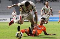 Fernando Rodriguez mendapat hadangan dari bek Borneo FC Abdul Rachman
