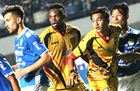 Pemain Mitra Kukar Mauricio Leal dan Septian David Maulana bersiap menyambut bola dari situasi sepak pojok