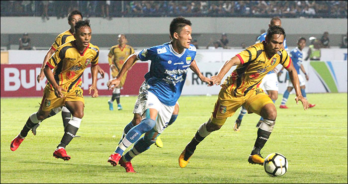 Mantan pemain Mitra Kukar yang kini berkostum Persib, Oh In Kyun, menyumbang satu gol untuk kemenangan timnya
