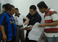 Manajer Lisensi PT Liga Indonesia Llano Mahardika (kedua dari kanan) menunjukkan contoh sirkulasi bagi media yang akan meliput pertandingan sepakbola