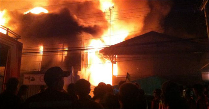 Api berkobar hebat di kawasan pemukiman padat penduduk di desa Loa Duri Ulu dan Loa Duri Ilir, Jum'at (17/02) dini hari
