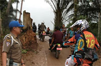 Komunitas ATCK bersama Pj Bupati Kukar Chairil Anwar menyusuri jalan alternatif di desa Bakungan meski hujan masih mengguyur