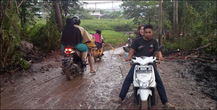 Beginilah kondisi jalan alternatif khusus kendaraan roda dua di desa Bakungan yang cukup licin dan becek saat diguyur hujan
