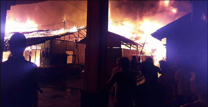 Api berkobar hebat melalap sejumlah rumah milik warga RT 8 desa Bakungan, Kamis (07/07) tengah malam
