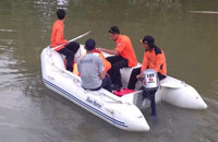 Tim SAR gabungan saat melakukan pencarian terhadap Suhardi yang tenggelam di sungai Loa Haur, desa Bakungan, Loa Janan
