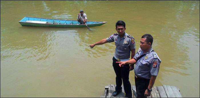 Polisi menunjukkan lokasi tenggelamnya Suhardi yang diduga stress dan nekat menceburkan diri ke sungai Loa Haur