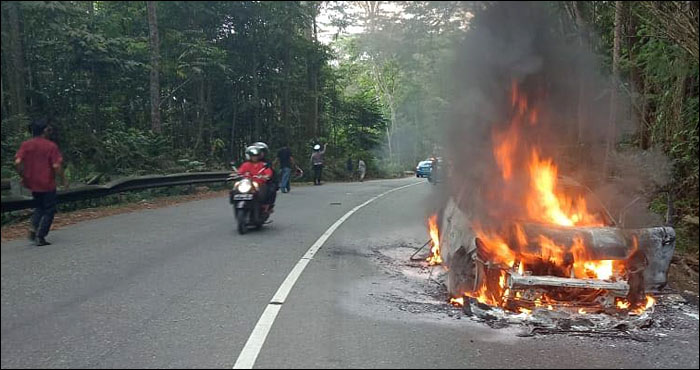 Api berkobar hebat melalap mobil milik warga Tenggarong di KM 65 Jalan Soekarno Hatta, Desa Batuah, Loa Janan, Jum'at (15/06) siang