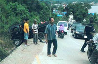 Suasana Jalan Gerbang Dayaku di tanjakan desa Loa Duri Ilir beberapa saat setelah kecelakaan