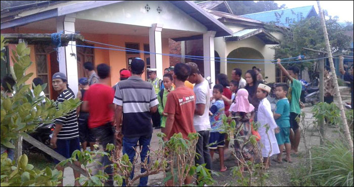 Warga Jalan Air Terjun, Desa Loa Duri Ilir, berkumpul di depan rumah tempat terjadinya insiden penikaman terhadap Ulangria Samosir