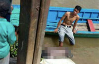 Warga Loa Janan mengevakuasi jasad pria misterius ke tepi sungai Mahakam
